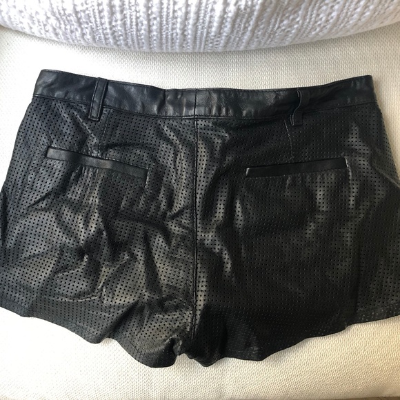 LAMARQUE COLLECTION Laser-Cut Leather Shorts- SZ 0 - Picture 6 of 6